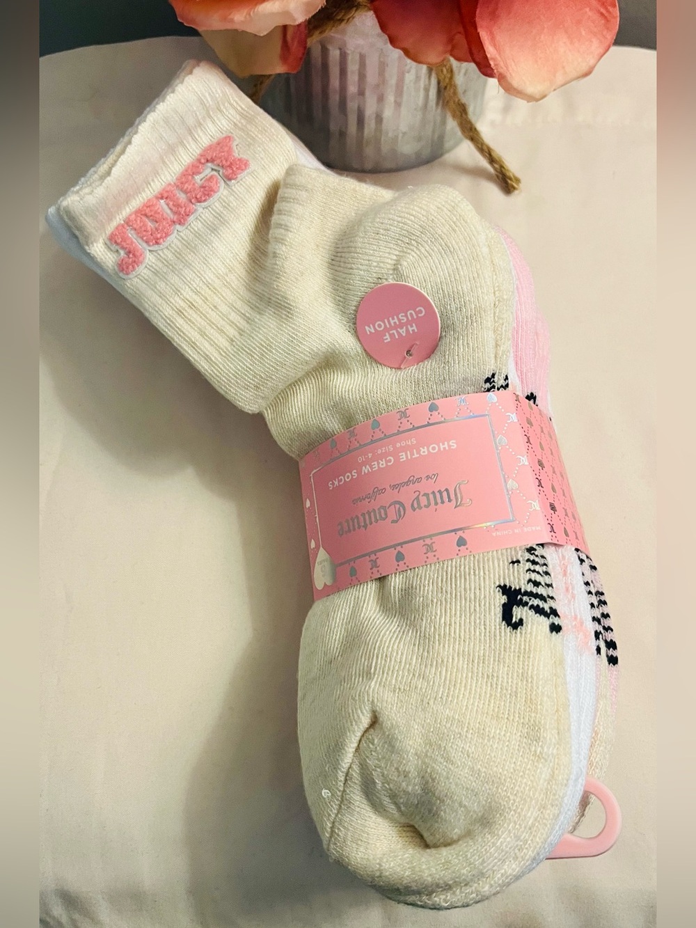 JUICY COUTURE NWT Shortie Crew Socks. Women's sizes: 4-10. Beige, Pink & White.